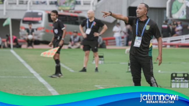 Asisten Pelatih Persebaya Uston Nawawi Kenang Bejo Sugiantoro