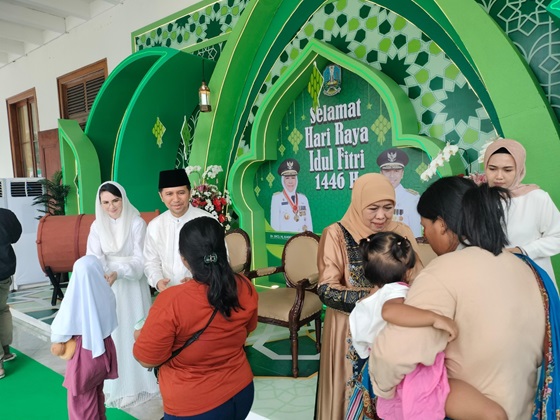 Bappeda Provinsi Jawa Timur – Rayakan Idulfitri 1446 H, Gubernur Khofifah Silaturahmi Bersama Masyarakat Jatim di Grahadi