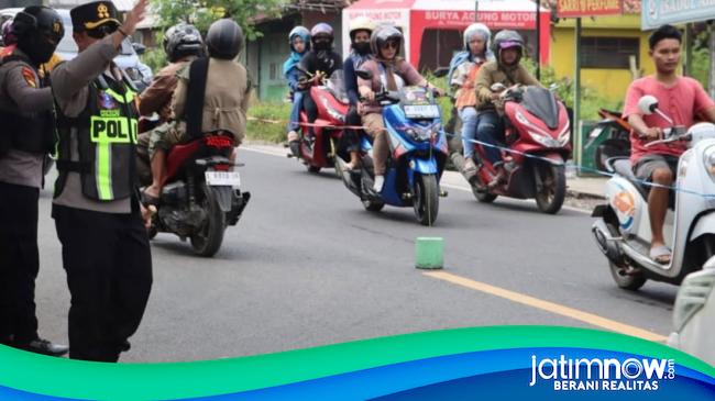 Polisi Terapkan Sistem Contraflow di Jalan Raya Petrah Bangkalan
