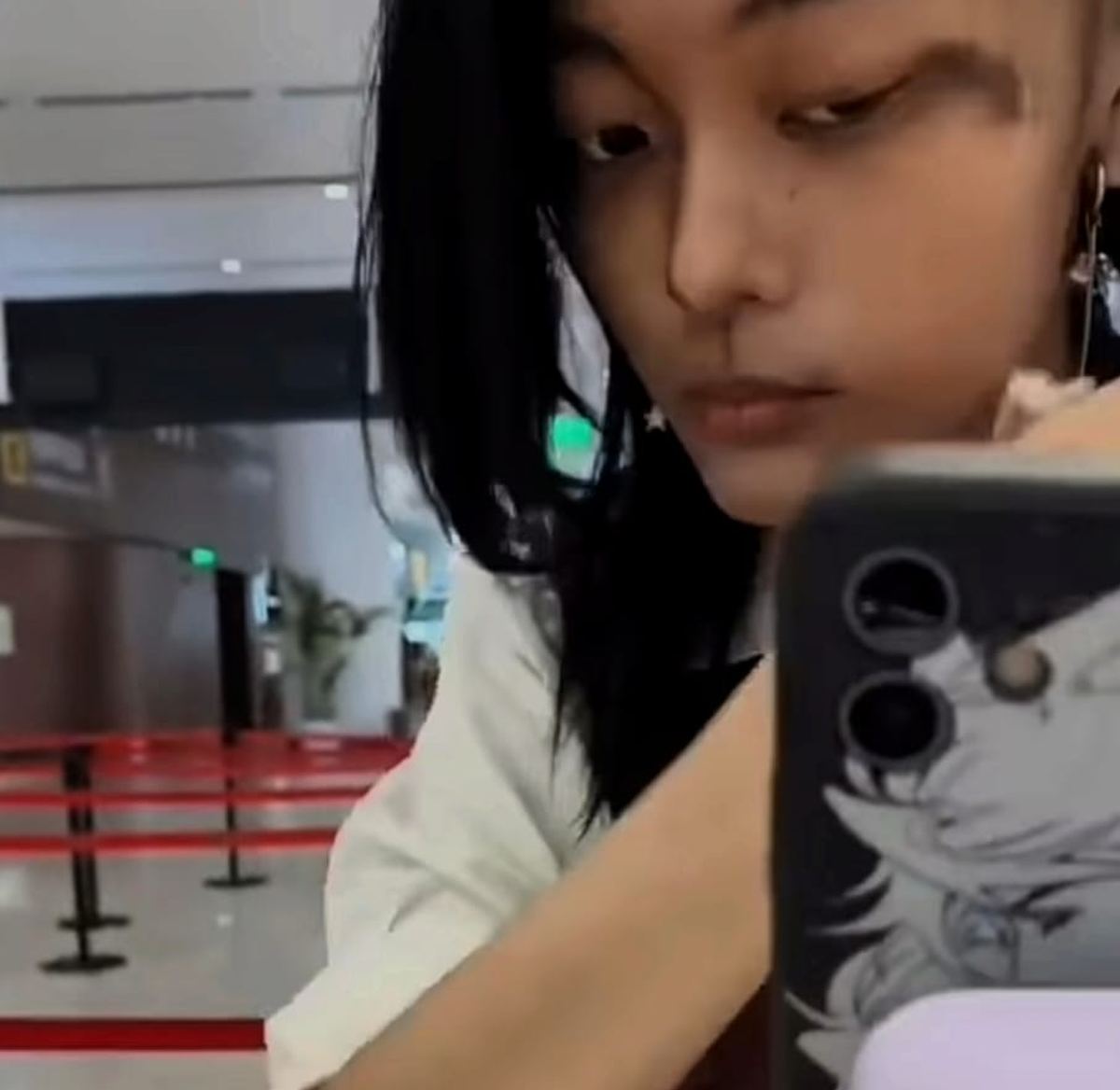 Ada Ada Saja! Wanita Ini Harus Menghapus Riasan Wajahnya karena Tak Terdeteksi Alat Pemindai : Okezone Lifestyle