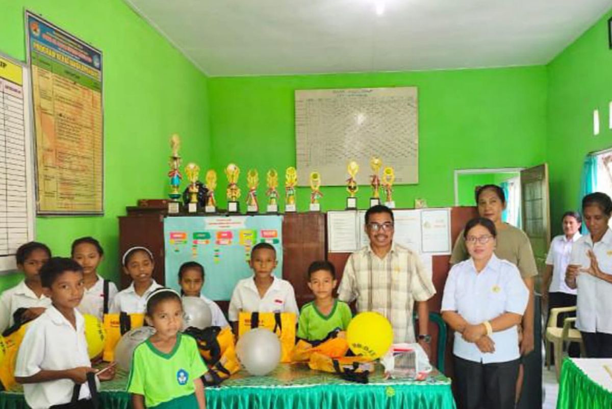 Legislator Perindo Marthen Adji Biayai Sekolah Anak Kurang Mampu di Sikka: Mereka Berhak Dapat Pendidikan Layak : Okezone News