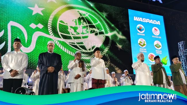 Ribuan Warga Ikuti Selawat di Alun-alun, Gus Fawait: Semoga Jember Bebas Persoalan