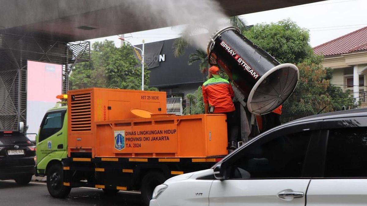 DLH Semprotkan 4.000 Liter Water Mist untuk Tekan Polusi Udara Jakarta