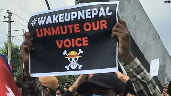 Mirip Demo RI, Warga Negara Ini Protes Besar dan Bawa Bendera One Piece