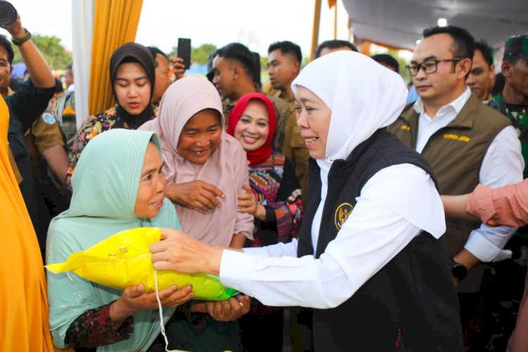 Gelar Pasar Murah di Paciran Lamongan, Gubernur Khofifah Wujudkan Pemerataan Akses Bahan Pokok Terjangkau Hingga Pelosok