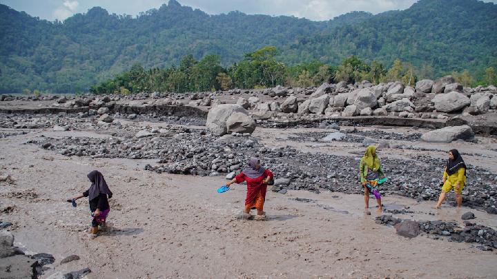 Volcanic Activity at Indonesia’s Mount Semeru Remains High