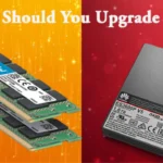 Komponen RAM dan SSD di atas motherboard komputer.