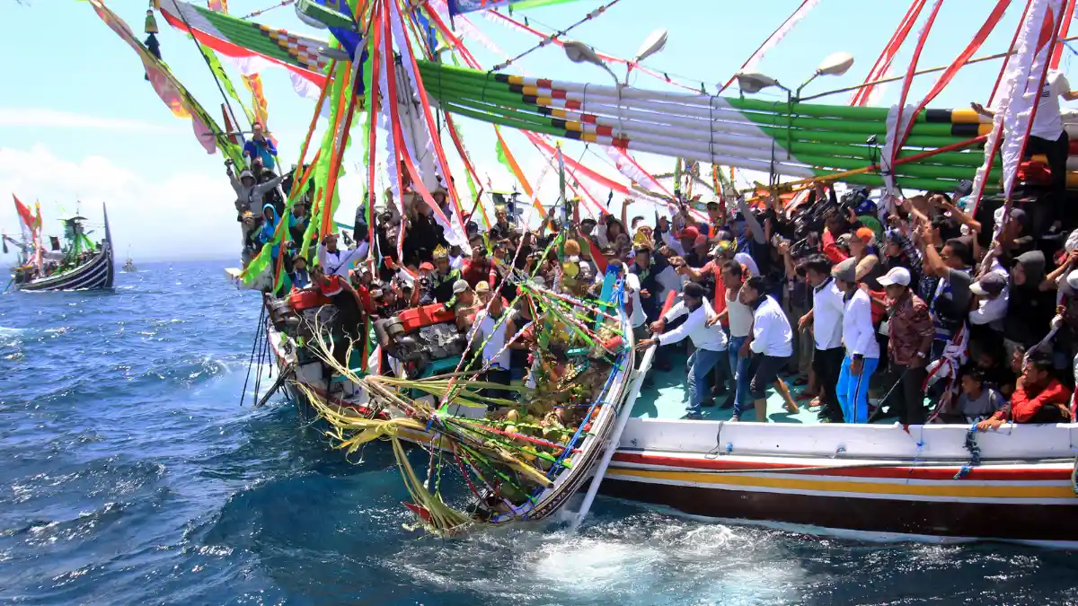 Prosesi pelepasan sesaji tradisi petik laut muncar
