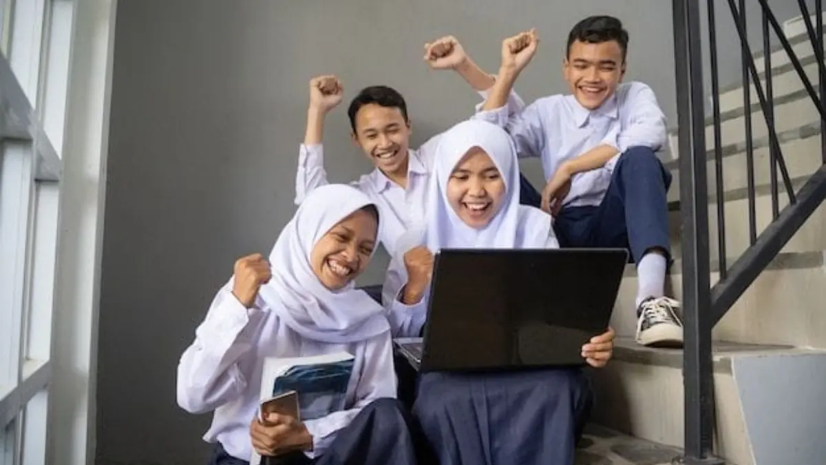 Siswa SMP belajar bersama duduk di tangga